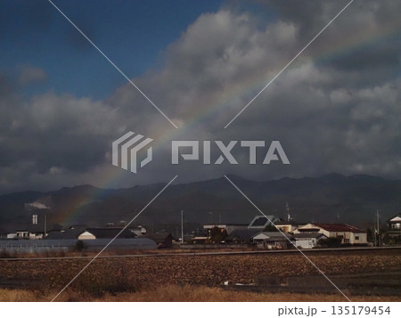 冬空と広域農道上に架かる虹（四国山脈と香長平野 '25） 135179454