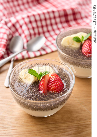 チアシードヨーグルト 135179495
