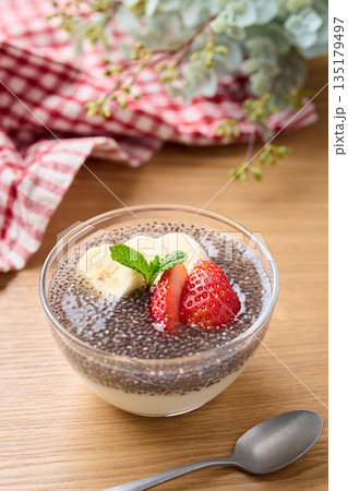チアシードヨーグルト 135179497
