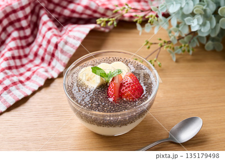 チアシードヨーグルト 135179498