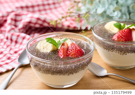 チアシードヨーグルト 135179499