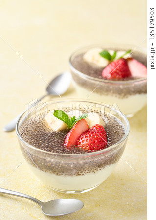 チアシードヨーグルト 135179503