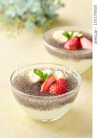 チアシードヨーグルト 135179505