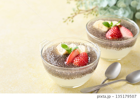 チアシードヨーグルト 135179507