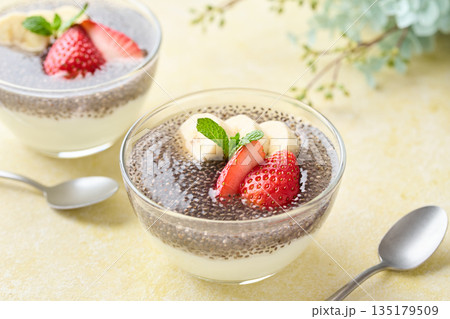 チアシードヨーグルト 135179509