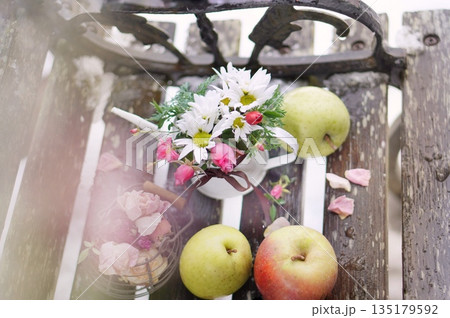 ベンチにりんごと薔薇 ベンチにりんごと薔薇 135179592