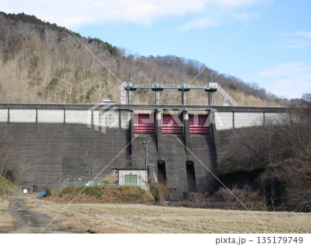 久賀ダム（岡山県が管理する洪水調節・灌漑用水・発電を目的とする重力式コンクリートダム） 135179749