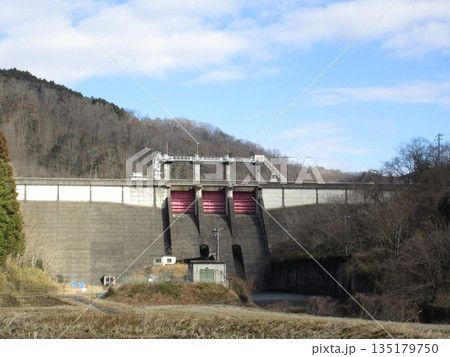 久賀ダム（岡山県が管理する洪水調節・灌漑用水・発電を目的とする重力式コンクリートダム） 135179750