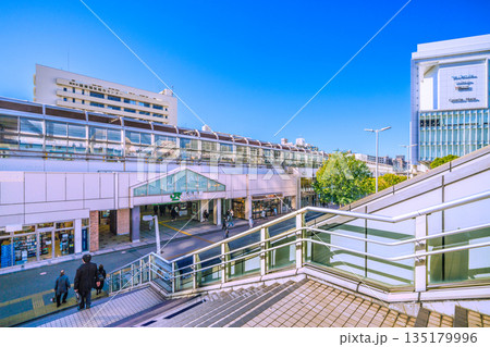 日本の横浜都市景観 桜木町駅や窓ガラスに映る大観覧車、ロープウェイなどを望む=令和8年1月9日 日本の横浜都市景観 桜木町駅や窓ガラスに映る大観覧車、ロープウェイなどを望む=令和8年1月9日 135179996