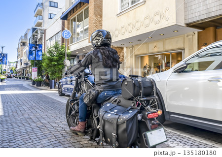 横浜元町ショッピングストリートに大型クルーザーバイクでで買い物に来た女性ライダー 横浜元町ショッピングストリートに大型クルーザーバイクでで買い物に来た女性ライダー 135180180