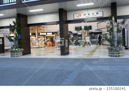 門松と伊勢市駅 135180241