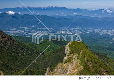 八ヶ岳連峰・横岳から大同心の岩峰と中央アルプスの山並み 135180897