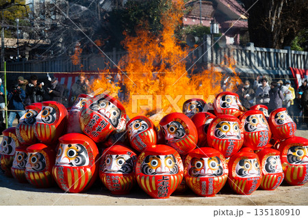前橋 初市まつり 古だるまお焚き上げ 前橋 初市まつり 古だるまお焚き上げ 135180910