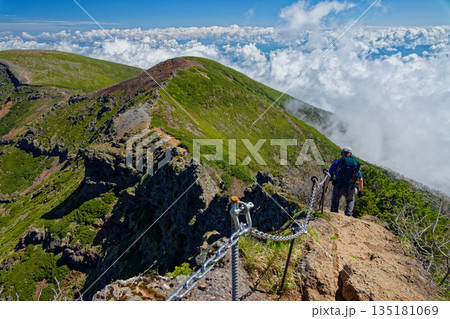 八ヶ岳連峰・横岳の鎖場を行く登山者 135181069