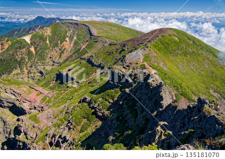 八ヶ岳連峰・横岳主峰から見る硫黄岳と蓼科山 135181070