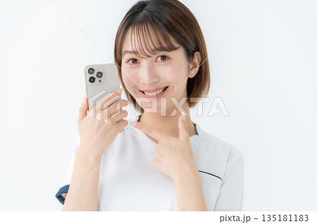 女性 制服 看護師 医療 スマホ 女性 制服 看護師 医療 スマホ 135181183