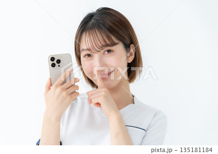 女性　制服　看護師　医療　スマホ　秘密 135181184
