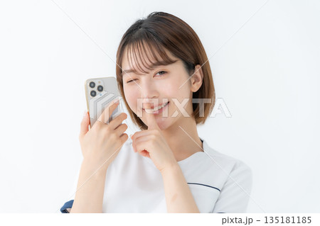 女性 制服 看護師 医療 スマホ 秘密 女性 制服 看護師 医療 スマホ 秘密 135181185
