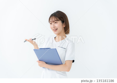 女性 制服 看護師 医療 カルテ 女性 制服 看護師 医療 カルテ 135181186