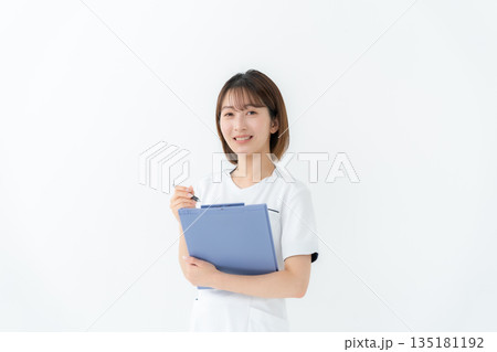 女性　制服　看護師　医療　カルテ 135181192