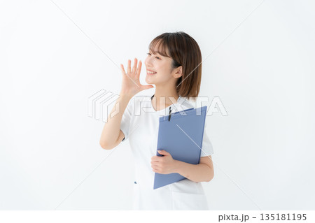 女性 制服 看護師 医療 カルテ 声援 女性 制服 看護師 医療 カルテ 声援 135181195