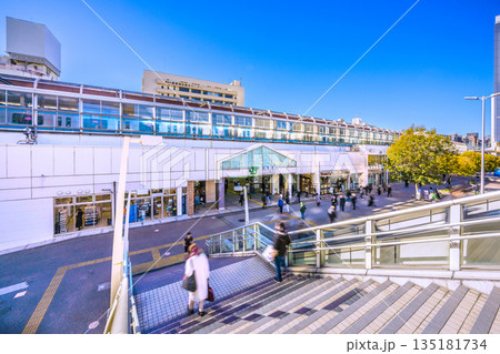 日本の横浜都市景観　桜木町駅や防犯カメラ、喫煙禁止地区、電車、窓に映る大観覧車とパシフィコなどを望む 135181734