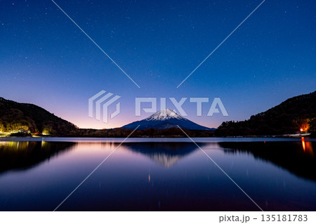 （山梨県）満天の星空の下、精進湖から望む富士山 135181783