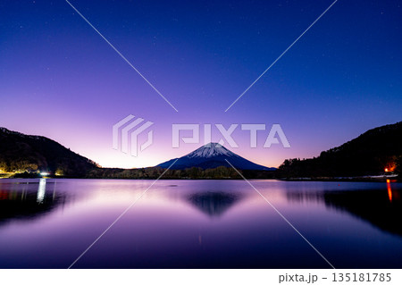 （山梨県）満天の星空の下、精進湖から望む富士山 135181785