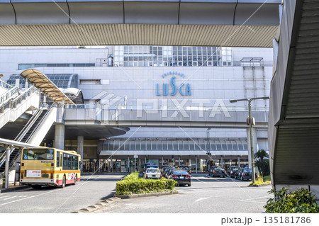 神奈川県茅ヶ崎市の都市風景　茅ヶ崎駅 135181786