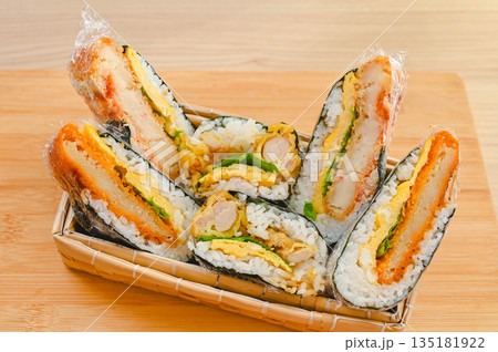 バスケットに詰めるおにぎらず 135181922