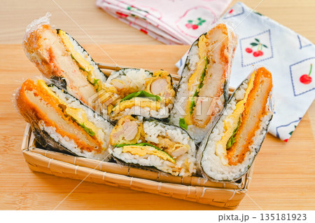 バスケットに詰めるおにぎらず バスケットに詰めるおにぎらず 135181923