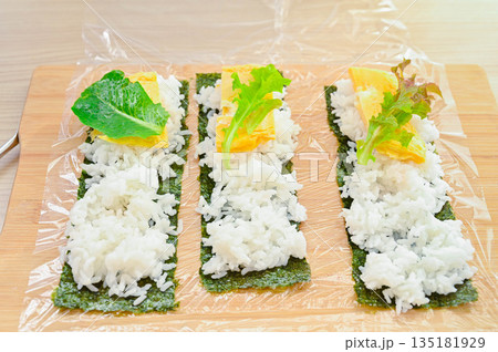 おにぎらず作り 135181929