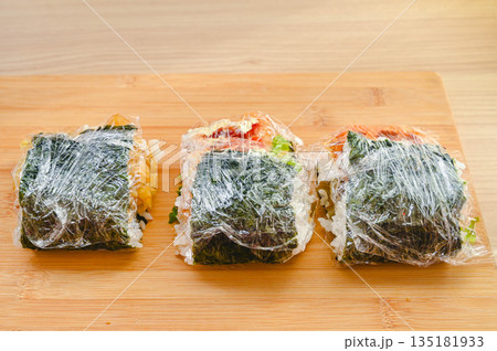 ボリューミーなおにぎらず作り 135181933