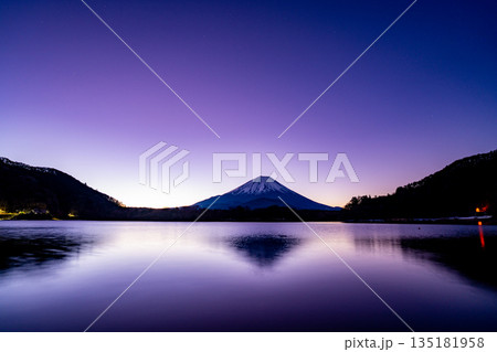 (山梨県)夜明け前の精進湖から望む富士山 (山梨県)夜明け前の精進湖から望む富士山 135181958
