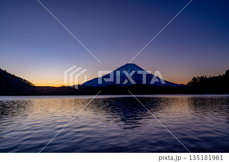 (山梨県)夜明け前の精進湖から望む富士山 (山梨県)夜明け前の精進湖から望む富士山 135181961