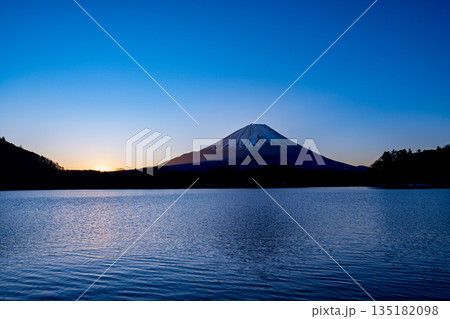 （山梨県）精進湖から望む富士山　日の出 135182098