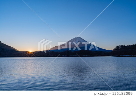 （山梨県）精進湖から望む富士山　日の出 135182099