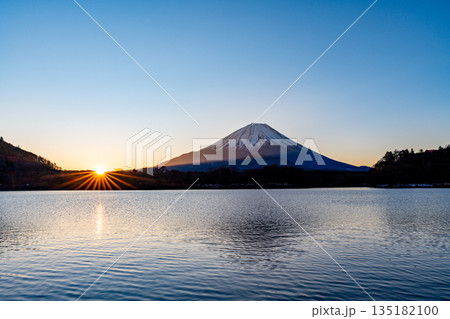(山梨県)精進湖から望む富士山 日の出 (山梨県)精進湖から望む富士山 日の出 135182100