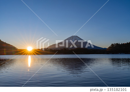 （山梨県）精進湖から望む富士山　日の出 135182101