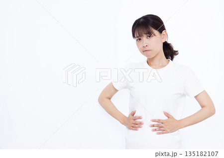 おなかが痛い女性 おなかが痛い女性 135182107