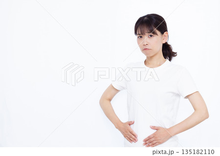 おなかが痛い女性 おなかが痛い女性 135182110