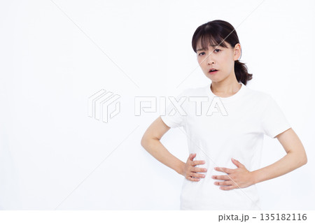 おなかが痛い女性 135182116