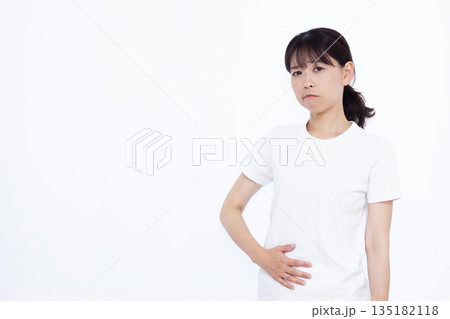 おなかが痛い女性 135182118