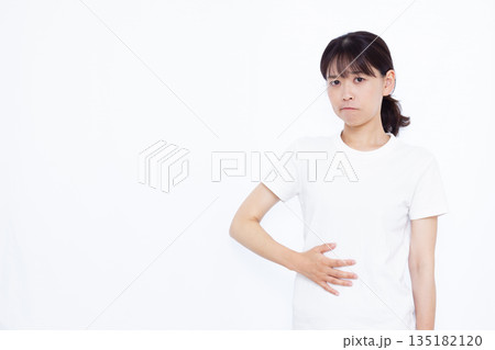 おなかが痛い女性 135182120