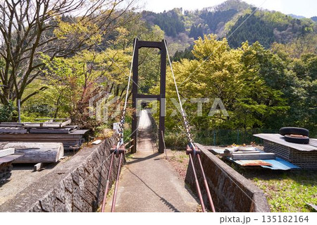 山梨県道志村　野原吊橋の入口 135182164