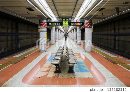 京葉線越中島駅地下ホームのベンチ 135182312