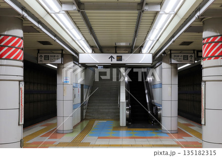 京葉線越中島駅地下ホームの階段とエスカレーター 135182315