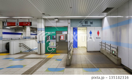京葉線越中島駅コンコースのトイレ 135182316