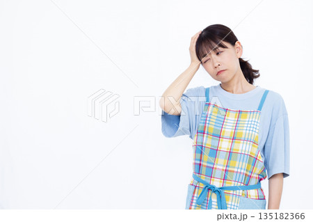 頭が痛い主婦 135182366