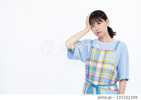 頭が痛い女性 135182399